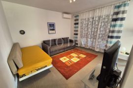 Malinska – samostojeća kuća s tri apartmana, Malinska-Dubašnica, House