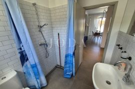 Malinska – samostojeća kuća s tri apartmana, Malinska-Dubašnica, Дом