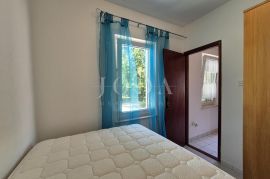 Malinska – samostojeća kuća s tri apartmana, Malinska-Dubašnica, Maison