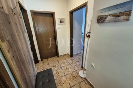 Malinska – samostojeća kuća s tri apartmana, Malinska-Dubašnica, House