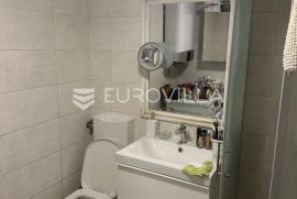 Pula, Kaštanjer, lijep dvosoban stan  NKP 51 m2 s krovnom terasom, Pula, Apartamento