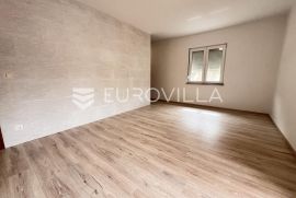 Pula, Štinjan - lijepi trosobni stan u prizemlju s loggiom, NKP 62 m2 - blizina mora, Pula, Appartment