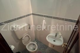 Konforan petosoban porodicni stan u Zemunu, Zemun, Apartamento