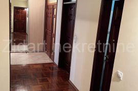 Konforan petosoban porodicni stan u Zemunu, Zemun, Apartamento