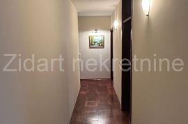 Konforan petosoban porodicni stan u Zemunu, Zemun, Flat