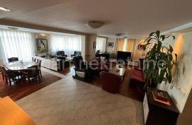 Konforan petosoban porodicni stan u Zemunu, Zemun, Appartment