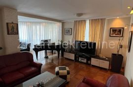 Konforan petosoban porodicni stan u Zemunu, Zemun, Appartement