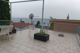 Crikvenica, Kuća sa 2 apartmana, pogledom na more i krovnom terasom, Crikvenica, Casa
