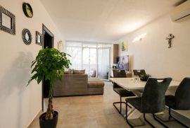 Namješten i renoviran stan, 3 spavaće sobe, visoko prizemlje, Pula, Pula, Διαμέρισμα