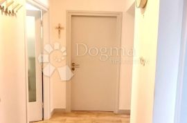 Rijetkost u ponudi-Stan 80 m2 s terasom i 2 balkona-SREBRNJAK!!!, Maksimir, Appartment