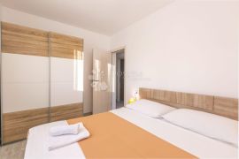 APARTMAN UZ MORE S PREDIVNIM POGLEDOM RIBARICA, Karlobag, شقة