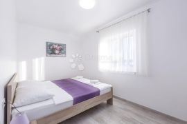 APARTMAN UZ MORE S PRIVATNIM BAZENOM RIBARICA, Karlobag, Daire