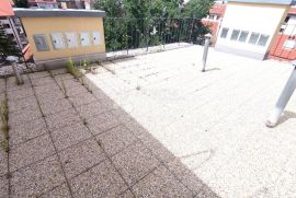 Stan u centru grada 80m2- s parkingom u dvorištu!!, Donji Grad, Apartamento