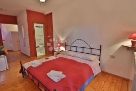 ROVINJ – mini hotel s restoranom na prostranoj parceli samo 1 km od plaže, Rovinj, House