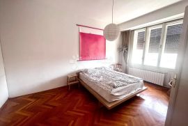 ČETVEROSOBAN STAN U CENTRU SA LIFTOM, Donji Grad, Apartamento