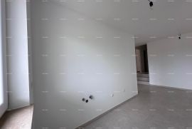 Stan Prodajemo stan u novoj zgradi!, Ližnjan, شقة