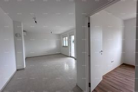 Stan Prodajemo stan u novoj zgradi!, Ližnjan, Kвартира