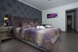Atraktivna ponuda - Hotel s restoranom, prvi red do mora, Trogir, Famiglia