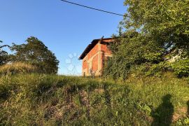 Vrbovsko, nedovršena kuća sa okućnicom, Vrbovsko, Haus