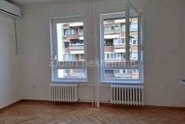 Odličan troiposoban stan, renoviran, Vračar, Appartement