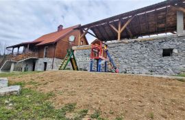 Vrbovsko, preuređena goranska kuća na parceli od 8.000m2, Vrbovsko, Casa