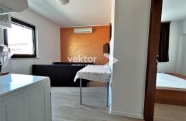 Umag, okolica, stambeno poslovni objekt za investiciju, Umag, House