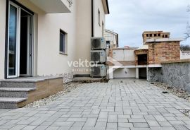 Njivice, apartman s okućnicom i pogledom na more, Omišalj, Appartamento