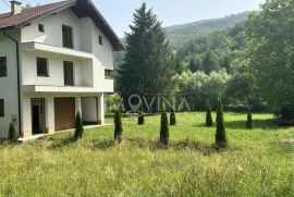 Kuća na dva spata sa parcelom od 17.500m2, Kijevo, Trnovo, بيت