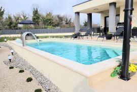 Kuća Prodaje se novoizgrađena, moderna kuća sa bazenom. Blizina Marčane., Marčana, Famiglia