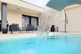Kuća Prodaje se novoizgrađena, moderna kuća sa bazenom. Blizina Marčane., Marčana, Famiglia