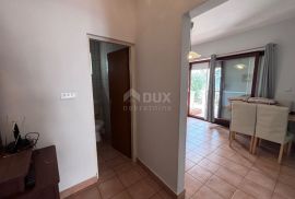 ZADAR, ZATON - Prostrana kuća s 3 apartmana u blizini mora, Nin, House