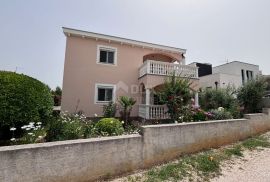 ZADAR, ZATON - Prostrana kuća s 3 apartmana u blizini mora, Nin, House