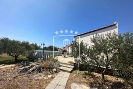 Zaton - kuća 52m2 s bazenom u masliniku od 4516m2! 295000€, Šibenik, Casa