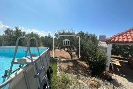 Zaton - kuća 52m2 s bazenom u masliniku od 4516m2! 295000€, Šibenik, House