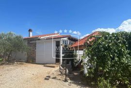 Zaton - kuća 52m2 s bazenom u masliniku od 4516m2! 295000€, Šibenik, Σπίτι