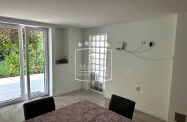 Seline - dvosoban stan s velikom okućnicom, 150m od mora! 165000€, SNIŽENO, Starigrad, Apartamento