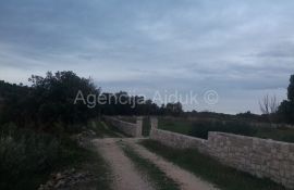 Brač Donji Humac 10630 m2 sa objektom, Nerežišća, Terra