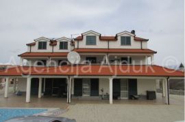 Imotski - Cista Provo vila  sa bazenom 742 m2 - sniženo, Cista Provo, House