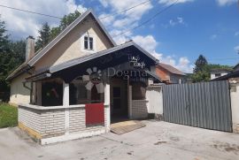 Simpatična kuća u centru sa dvije garaže, Ogulin, House