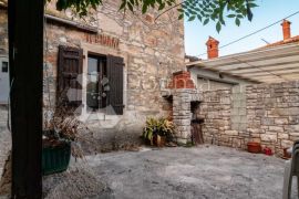 Atraktivna kamena kuća za renovaciju 500m od mora, Medulin, Ev