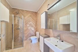 PREDIVNA KUĆA SA BAZENOM 640m2 6 STANOVA!!, Viškovo, Maison