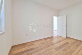 PREDIVNA KUĆA SA BAZENOM 640m2 6 STANOVA!!, Viškovo, Ev