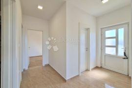 PREDIVNA KUĆA SA BAZENOM 640m2 6 STANOVA!!, Viškovo, Maison