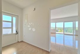 PREDIVNA KUĆA SA BAZENOM 640m2 6 STANOVA!!, Viškovo, Maison