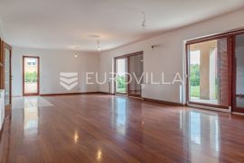 Remete trosoban penthouse u vili, teniski teren, Zagreb, Appartamento
