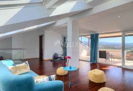 OPATIJA, BREGI- Predivna vila s četiri velika stana i očaravajućim pogledom na Kvarnerski zaljev u prirodnom  okruženju, Matulji, Famiglia