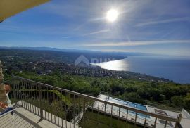 OPATIJA, BREGI- Predivna vila s četiri velika stana i očaravajućim pogledom na Kvarnerski zaljev u prirodnom  okruženju, Matulji, Famiglia