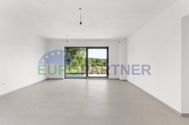 Stan u prizemlju s vrtom, 1km od mora, Poreč okolica, Poreč, Appartement