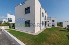 Stan u prizemlju s vrtom, 1km od mora, Poreč okolica, Poreč, Appartment