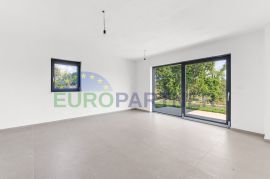 Stan u prizemlju s vrtom, 1km od mora, Poreč okolica, Poreč, Appartement